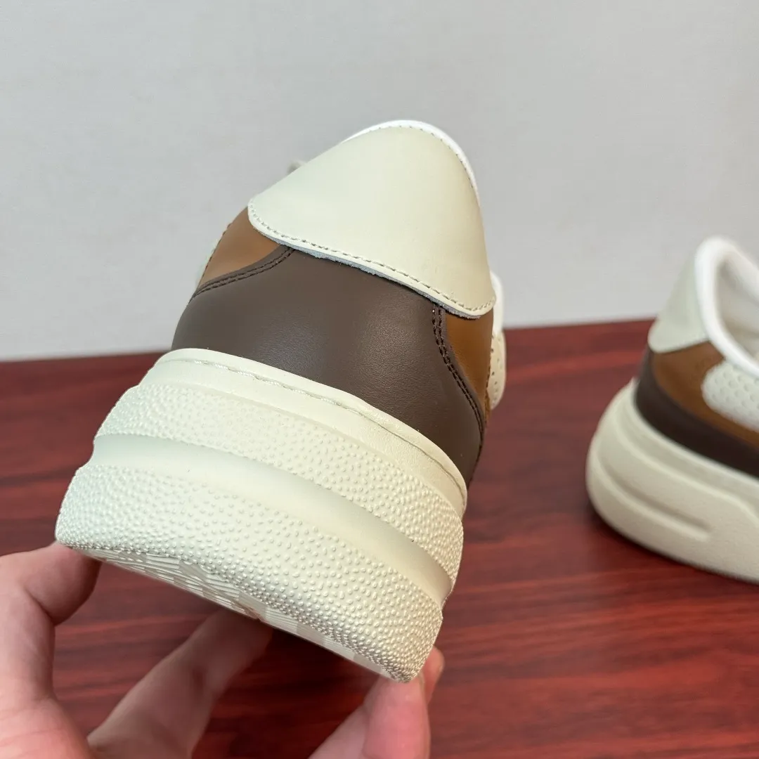 Batch 800 Gucci/Gucci new autumn men's leather sneakers thick-soled lightweight biscuit shoes! In the 2025 autumn and winter series, this sneaker adopts a thick-soled structure and cleverly uses the triple elements of silhouette design, color matching and material. Showcase retro style. This shoe is crafted from cow leather with webbing details and features a lightweight rubber sole for added sophistication. Multiple leathers are finely tailored and precision motorcycle composite splicing creates a full sense of layering. Full calfskin lining and insole, gold logo letter badge details, 5CM thickened lightweight rubber sole, air-glue stitching process, durable without opening the glue and excellent on-foot comfort, flat last shape, easy to match with all types of pants, and comes with a full set of packaging! Size: 39-40-41-42-43-44 leather shoe size (38.45 can be customized) Item number: 431920 full leather white coffee